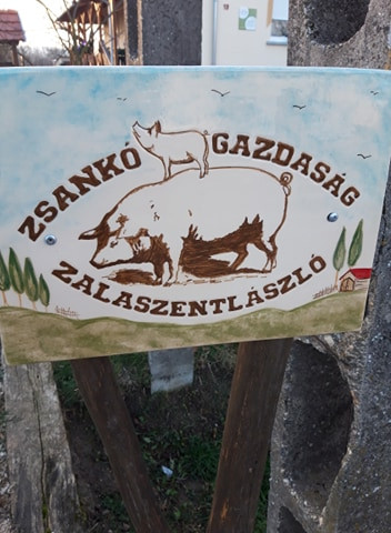 Kézzel festett kerámia gazdaságtábla a kerítésoszlopon